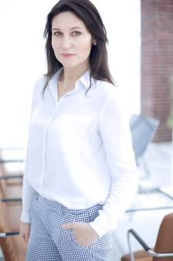 Ofis arka plan üzerinde yönetici kadın