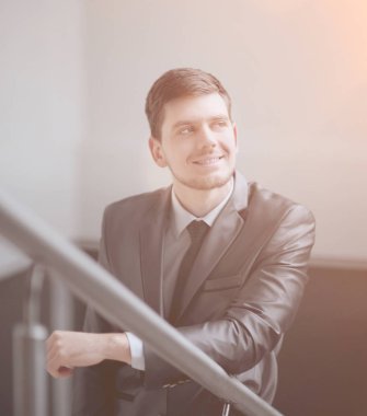 Ofis pencereden dışarı bakarak up.thoughtful işadamı kapatmak