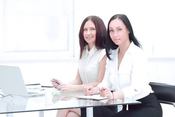 Geschäftsfrau und ihr Assistent am Schreibtisch — Stockfoto