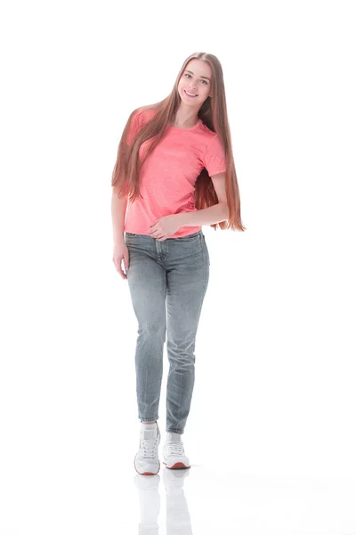 Jovem mulher em jeans e t-shirt vai para a frente.isolado em branco — Fotografia de Stock