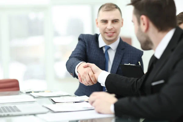 Handshake handelspartner vid skrivbordet på kontoret — Stockfoto