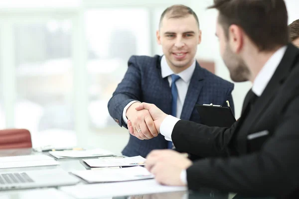 Handschlag-Handelspartner am Schreibtisch im Büro — Stockfoto