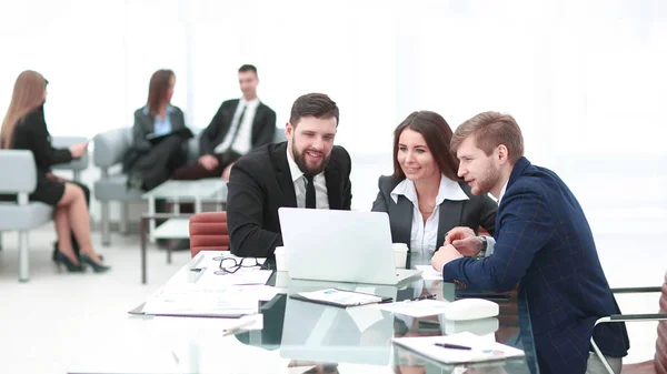 Exitoso equipo de negocios utiliza una computadora portátil para planificar su trabajo . —  Fotos de Stock