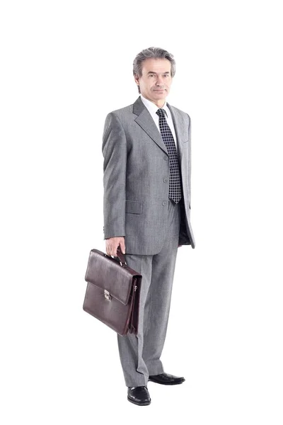 V plném růstu. Výkonný obchodník s koženou briefcase.isolated na bílém pozadí — Stock fotografie