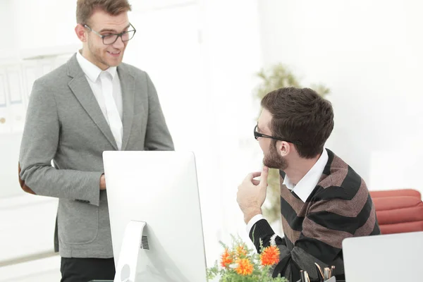 Manager im Gespräch mit einem Mitarbeiter im Büro. — Stockfoto