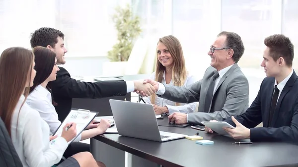 Apretón de manos de los socios comerciales en la mesa de negociación — Foto de Stock