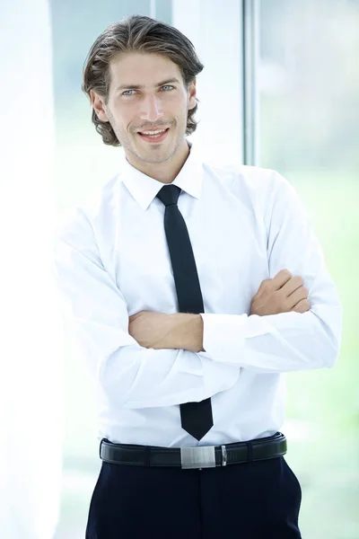 Porträt eines erfolgreichen Geschäftsmannes vor dem Hintergrund seines Amtes — Stockfoto