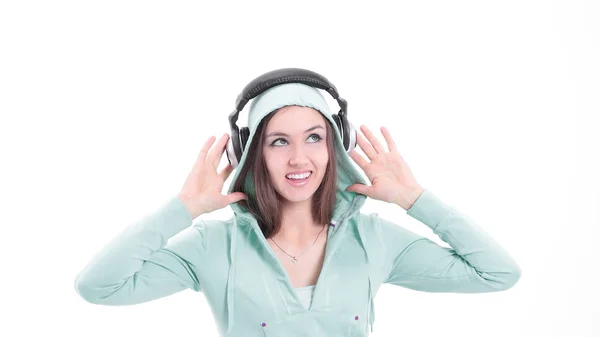 Jovem mulher ouvindo música com fones de ouvido — Fotografia de Stock