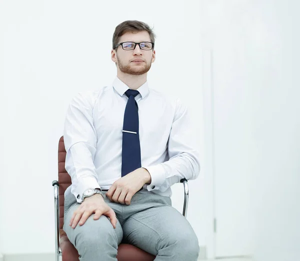 Geschäftsmann in einem Stuhl sitzen.Foto mit Kopierraum — Stockfoto