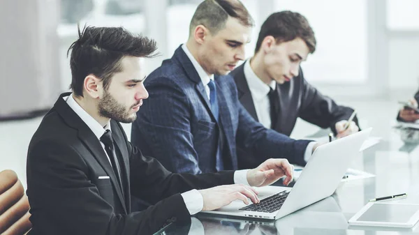 Equipo empresarial que trabaja con documentos en su lugar de trabajo — Foto de Stock