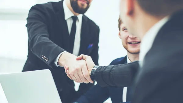 Handslag Manager och klienten efter en diskussion om det finansiella kontraktet på arbetsplatsen — Stockfoto