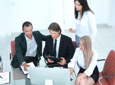 portre. Uluslararası iş takım iş sorunları tartışıyor.