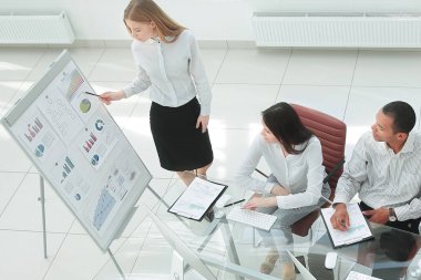 Mutlu kadın toplantı arkadaşları onun fikir sunmak