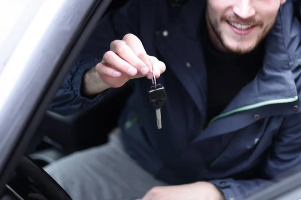 Csinos, fiatal férfi mutatja a kulcs új autó — Stock Fotó