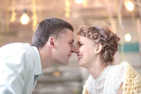 Conceito de felicidade casais: Mulher bonita brinca com seu marido — Fotografia de Stock