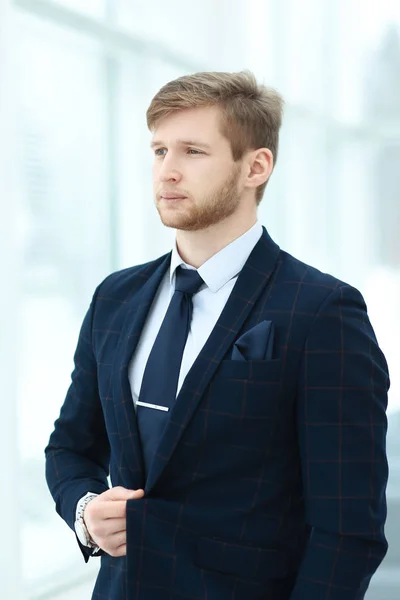 Mladý podnikatel na pozadí okna office — Stock fotografie