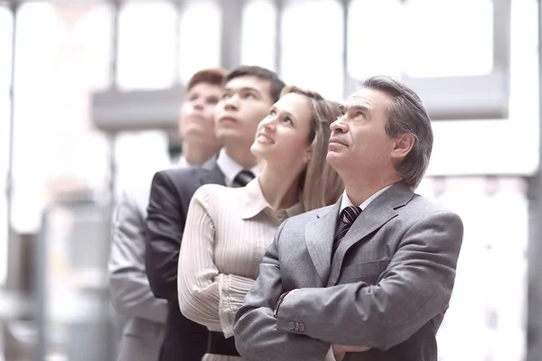 Sorrindo equipe de negócios olhando para o espaço de cópia — Fotografia de Stock