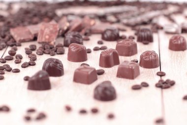 arka plan görüntüsü wo üzerinde siyah kahve tahıl ve çikolata şeker