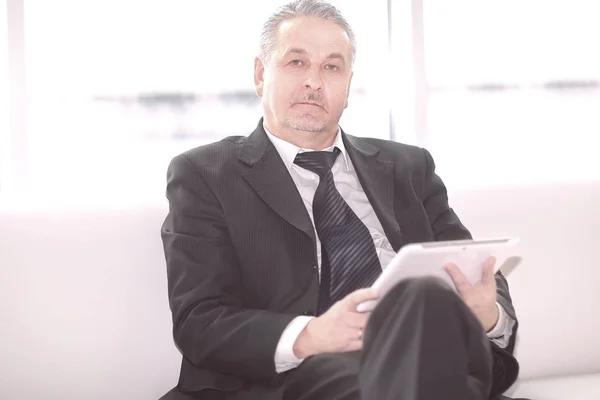 Moderner Geschäftsmann sitzt im Büro Lobby.Menschen und Technologie — Stockfoto