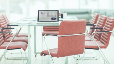  dizüstü bilgisayar ile modern bir ofis Manager'da tabloda mali çizelgeleri ile açın.