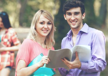kitaplarda Park güneşli gün ile mutlu öğrenci grubu.