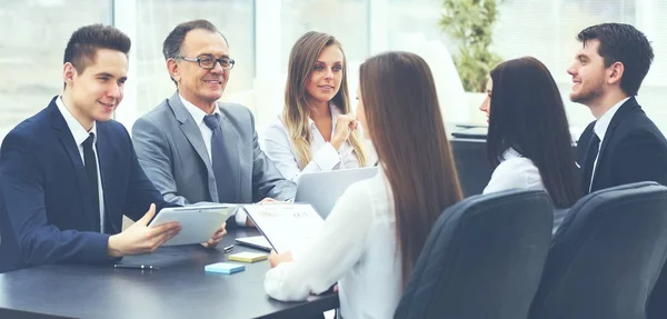 Socios de negocios en una oficina moderna — Foto de Stock