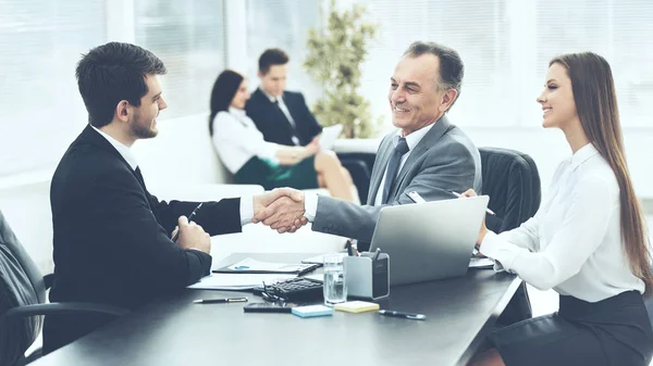 Obchodní partneři diskutují plán spolupráce na pracovišti v kanceláři — Stock fotografie