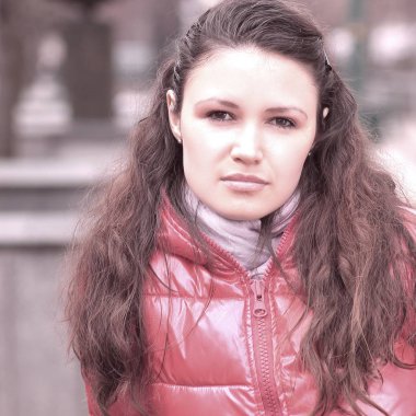up.Portrait genç bir kadın üzerinde arka plan bulanık kapatın