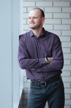 dalgın adam jaluzi perde arkasında bir şey düşünmek