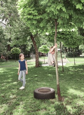 Erkek ve kız şehirde Park oynuyor. t