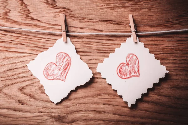 Duas folhas em branco com corações pintados em uma corda — Fotografia de Stock