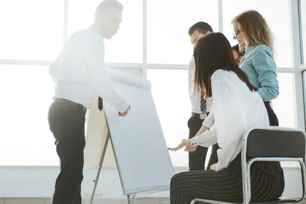 Equipo de negocios discutiendo la presentación del proyecto en la nueva oficina — Foto de Stock