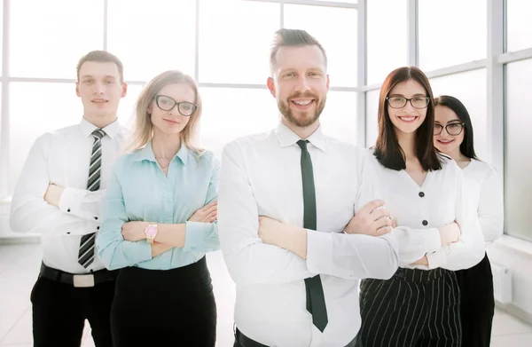 Equipo de negocios de pie en una oficina brillante — Foto de Stock