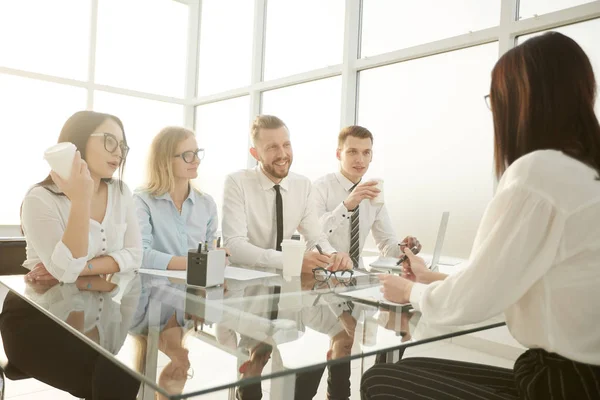 Joven empleado de la empresa, responde preguntas durante la entrevista . — Foto de Stock