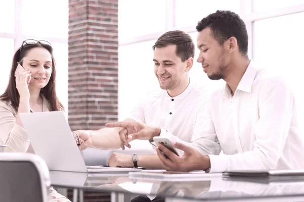Business team discussing the business plan at a working meeting in the office — Stock Photo, Image