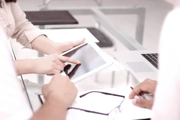 Hautnah: Das Business-Team arbeitet im Büro mit einem digitalen Tablet — Stockfoto