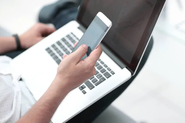 Nahaufnahme. Geschäftsmann nutzt Gadgets, um im Büro zu arbeiten — Stockfoto