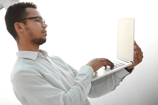De près. homme d'affaires travaillant sur un ordinateur portable . — Photo