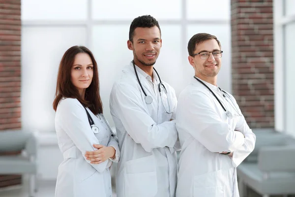 Groep van medisch centrum artsen permanent samen. — Stockfoto