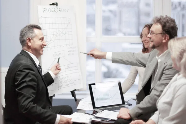 Business people discussing financial profit of the company. — Stock Photo, Image