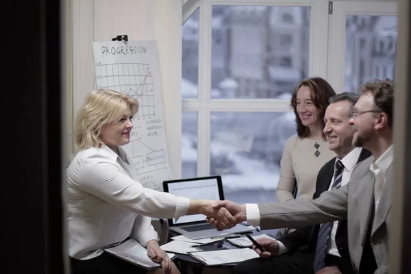 微笑的女商人与投资者握手 — 图库照片