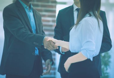 arka ofis portre .işler el sıkışma mali ortaklar