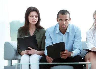 iş takım ile laptop sırasında bir iş ara