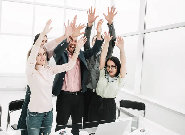 Feliz equipo de negocios con las manos arriba mostrando su rendimiento exitoso . — Foto de Stock