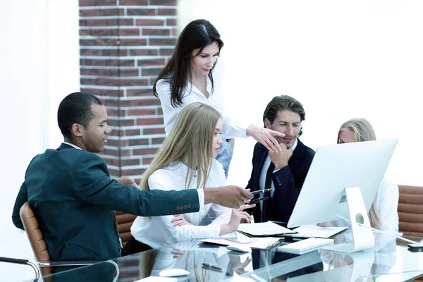 Capo del progetto aziendale tiene un incontro con il team aziendale . — Foto Stock