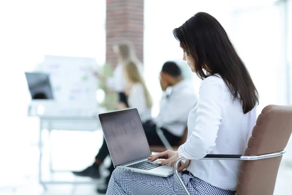 Uśmiecha się kobieta biznesu z laptopa na niewyraźne tło — Zdjęcie stockowe