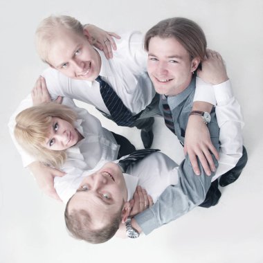 iş takım birbirlerinin omuzlarına ve kameraya bakarak etrafında kollarını