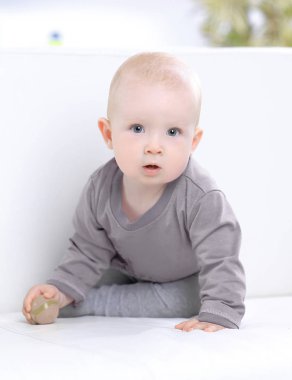 Şu tatlı bebeğe bir top kanepede ile oynarken