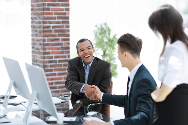Handshake international business partners on a Desk — Stock Photo, Image