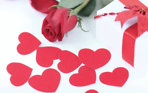 Close up. Confezione regalo e rosa rossa su sfondo bianco. concetto di amore — Foto Stock